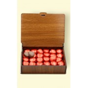 Ahşap Kutuda Hediyelik 50 Adet Kalp Çikolata – Özel Günler İçin Tatlı Sürpriz Hediyelik