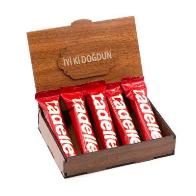 Sevdiklerinize Özel Ahşap Hediye Kutusunda 5 Adet Tadelle Sütlü Çikolata ( İyi ki Doğdun Yazılı ) Sevdiklerinize Özel Ahşap Hediye Kutusunda 5 Adet Tadelle Sütlü Çikolata ( İyi ki Doğdun Yazılı )